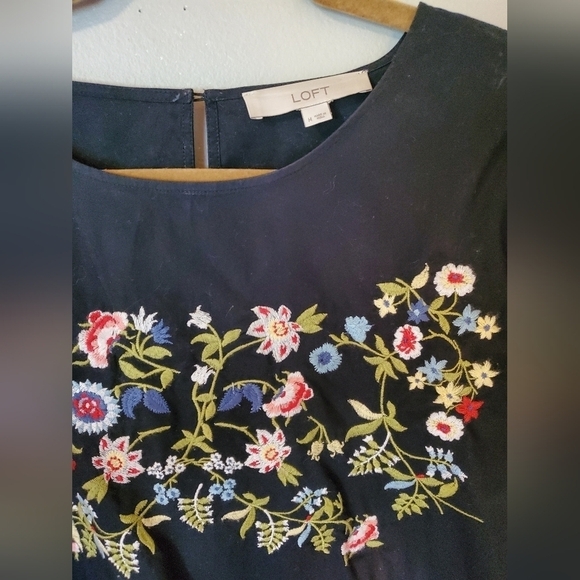 💮 Retired LOFT Embroidery Shirt 💮 - Picture 3 of 5